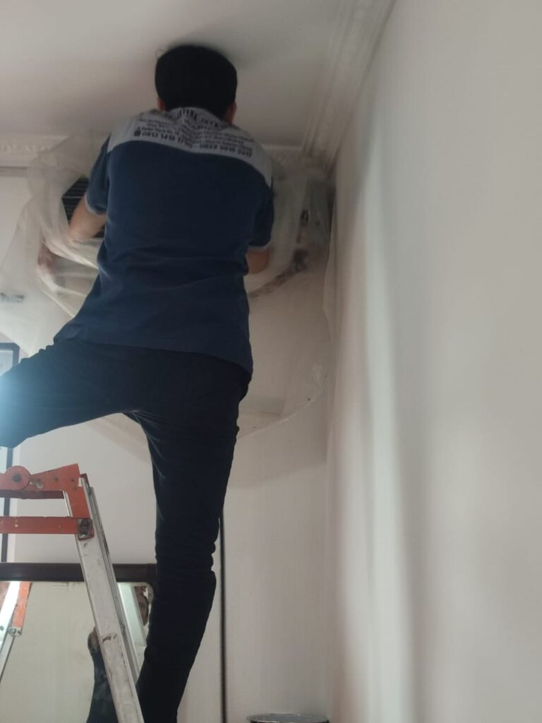Jasa Bongkar Pasang AC & Isi Freon AC Rorotan, Lagoa, Papanggo, Koja, Koja Utara, Koja Selatan By. CV. Sejahtera Jaya Teknik WA. 0822.9815.2217

Kalau tinggal di daerah Jakarta Utara seperti Rorotan, Lagoa, Papanggo, Koja, Koja Utara, sampai Koja Selatan, satu hal yang pasti sering bikin orang pengen cepat pulang ke rumah adalah cuacanya yang panasnya kadang seperti lagi latihan jadi sate matang sempurna. Siang panas, malam gerah, belum lagi debu jalanan dan udara lembap yang bikin badan cepat lengket. Dalam kondisi seperti ini, AC bukan lagi barang mewah, tapi sudah jadi penyelamat hidup masyarakat perkotaan.

Sebagai teknisi AC yang sudah cukup lama jungkir balik di plafon rumah pelanggan, naik tangga sambil bawa manifold, kehujanan di outdoor, sampai pernah hampir dikejar kucing waktu service AC, saya bisa bilang satu hal: sebagian besar masalah AC itu sebenarnya berasal dari dua hal utama, yaitu pemasangan yang kurang benar dan perawatan yang terlalu sering ditunda.

Banyak pelanggan berpikir:
“Ah nanti aja service-nya, masih dingin kok.”

Padahal AC itu mirip manusia juga. Dari luar kelihatannya masih kuat, tapi di dalam sudah mulai ngos-ngosan. Begitu rusak, baru panik. Kadang malah outdoor bunyinya sudah seperti motor diesel mau nanjak puncak.

Karena itulah CV. Sejahtera Jaya Teknik hadir memberikan layanan jasa bongkar pasang AC dan isi freon AC profesional area Rorotan, Lagoa, Papanggo, Koja, Koja Utara, dan Koja Selatan dengan teknisi berpengalaman, pengerjaan rapi, cepat, aman, dan tentunya tetap ramah ke pelanggan.

Kenapa Bongkar Pasang AC Itu Tidak Bisa Asal Cabut?

Nah ini penting banget.

Masih banyak orang mengira bongkar pasang AC itu tinggal:

Cabut indoor
Turunin outdoor
Pindahin
Pasang lagi
Beres

Kalau semudah itu, mungkin tukang gorengan depan gang juga sudah buka jasa relokasi AC.

Padahal dalam sistem pendingin ruangan ada banyak hal teknis yang harus dijaga seperti:

Tekanan freon
Oli kompresor
Jalur refrigerasi
Sistem vacuum
Sensor elektronik
Modul inverter

Kalau proses bongkar pasang dilakukan sembarangan:

Freon bisa habis
AC jadi tidak dingin
Kompresor cepat rusak
Pipa bocor
Air netes
Outdoor overheat

Dan yang paling menyakitkan biasanya bukan kerusakannya, tapi biaya perbaikannya.

Area Jakarta Utara Bikin AC Kerja Ekstra Keras

Wilayah seperti:

Rorotan
Lagoa
Papanggo
Koja
Koja Utara
Koja Selatan

punya kondisi lingkungan yang cukup berat buat AC.

Kenapa?

Karena:

Debu jalanan banyak
Udara panas
Kelembapan tinggi
Polusi kendaraan
Aktivitas industri cukup padat

AC otomatis jadi lebih cepat kotor dan bekerja lebih berat dibanding area lain.

Makanya kalau di Jakarta Utara, AC yang rutin dirawat biasanya jauh lebih awet.

Proses Bongkar AC yang Benar

Sebagai teknisi profesional, ada tahapan penting yang wajib dilakukan sebelum AC dibongkar.

1. Pemeriksaan Awal

Teknisi akan mengecek:

Kondisi dingin AC
Tekanan freon
Kondisi indoor
Kondisi outdoor
Jalur pipa

Tujuannya supaya diketahui kondisi unit sebelum dipindahkan.

2. Pumping Down Freon

Nah ini bagian yang sering di-skip tukang abal-abal.

Pumping down bertujuan menyimpan freon ke outdoor sebelum AC dibongkar.

Kalau tidak dilakukan:

Freon terbuang
Udara masuk ke sistem
Kompresor berisiko rusak

Ibaratnya kalau bongkar AC tanpa pumping down itu seperti pindahan rumah tapi lupa bawa dompet.

3. Pembongkaran Indoor

Indoor dibongkar hati-hati supaya:

Evaporator aman
Cover tidak patah
Pipa tidak rusak

Karena kalau cover indoor patah, biasanya pelanggan langsung menatap teknisi dengan tatapan penuh penderitaan.

4. Pembongkaran Outdoor

Outdoor biasanya lebih berat dan lebih ribet.

Apalagi kalau posisinya:

Di lantai atas
Di atas kanopi
Di tembok sempit

Kadang teknisi lebih banyak olahraga panjat daripada service.

Pentingnya Vacuum Saat Pasang Kembali

Setelah AC dipasang lagi, vacuum wajib dilakukan.

Tujuannya:

Menghilangkan udara
Mengeluarkan uap air
Menjaga tekanan refrigeran stabil

Kalau vacuum tidak dilakukan:

AC kurang dingin
Kompresor cepat panas
Freon tidak stabil
Listrik jadi lebih boros

Jadi kalau ada tukang pasang AC super cepat tapi tidak vacuum, biasanya yang cepat rusak nanti AC-nya.

Kenapa Freon Bisa Habis?

Ini salah satu pertanyaan paling legendaris di dunia per-AC-an.

“Bang, freonnya habis ya?”

Padahal sebenarnya freon itu bukan bensin motor.

Freon tidak akan habis kalau:

Sistem rapat
Tidak ada kebocoran
Instalasi benar

Kalau freon habis berarti biasanya ada:

Kebocoran pipa
Sambungan flare bocor
Evaporator bocor
Kondensor bocor

Makanya teknisi profesional tidak langsung isi freon, tapi mencari sumber masalahnya dulu.

Tanda-Tanda Freon Bermasalah

Biasanya gejalanya:

AC kurang dingin
Pipa indoor membeku
Outdoor panas berlebihan
Kompresor kerja nonstop
Angin keluar tapi tidak dingin

Kalau dibiarkan:

Kompresor bisa jebol
Listrik makin boros
Jenis Freon yang Umum Digunakan

Sebagai teknisi, saya sering menemukan pelanggan bingung soal jenis freon.

Yang umum dipakai:

R22
R32
R410A

Masing-masing punya tekanan berbeda.

Makanya pengisian freon tidak bisa asal campur.

Kalau salah isi:

Tekanan jadi kacau
Kompresor rusak
Pendinginan tidak maksimal
Proses Isi Freon yang Benar

Di lapangan, isi freon profesional itu bukan sekadar colok tabung lalu selesai.

Ada proses penting:

Cek tekanan freon
Cek kebocoran
Vacuum jika perlu
Isi sesuai tekanan standar
Cek suhu pendinginan

Teknisi profesional menggunakan manifold dan alat ukur supaya hasil akurat.

Kesalahan yang Sering Dilakukan Tukang Tidak Profesional

Sebagai orang lapangan, saya sering menemukan kesalahan seperti:

Tidak vacuum
Isi freon asal penuh
Tidak cek kebocoran
Pipa ditekuk paksa
Outdoor dipasang terlalu sempit

Akibatnya:

AC cepat rusak
Freon bocor lagi
Kompresor overheat
Tanda Bongkar Pasang Dilakukan Tidak Benar

Biasanya muncul gejala:

AC kurang dingin
Air netes
Outdoor sangat panas
Freon cepat habis
Kompresor berisik

Kalau sudah begitu, biasanya pelanggan baru sadar:
“Ternyata murah di awal belum tentu murah di akhir.”

Pentingnya Posisi Indoor

Indoor tidak boleh dipasang sembarangan.

Posisi ideal:

Tidak terlalu dekat plafon
Angin menyebar rata
Mudah dibersihkan

Kalau salah posisi:

Ruangan jadi kurang dingin
Air mudah bocor
Pentingnya Posisi Outdoor

Outdoor juga penting.

Kalau outdoor terlalu tertutup:

Panas terjebak
Kompresor cepat panas
AC tidak maksimal

Outdoor itu ibarat orang habis lari marathon. Dia butuh napas lega juga.

Kenapa AC Harus Rutin Dicuci?

Banyak orang baru cuci AC setelah:

AC bau
Netes
Tidak dingin

Padahal kotoran di dalam AC terus menumpuk setiap hari.

Debu menempel di:

Filter
Evaporator
Blower
Drainase

Kalau terlalu lama:

Angin kecil
Dingin berkurang
Listrik naik
Tanda AC Sudah Kotor

Biasanya:

Angin melemah
Bau tidak sedap
Outdoor panas
Air netes
Suara lebih berisik
Jenis AC yang Ditangani

Kami melayani:

AC split standard
AC inverter
AC low watt
AC cassette
AC standing floor
AC multi split
Merek AC yang Ditangani

Teknisi kami berpengalaman menangani:

Daikin
Panasonic
Sharp
LG
Samsung
Gree
Midea
Mitsubishi Electric
Toshiba
Aqua
AC Inverter Kenapa Lebih Sensitif?

AC inverter punya sistem elektronik modern seperti:

PCB inverter
Sensor digital
Modul kontrol

Kalau salah penanganan:

Modul bisa rusak
Sensor error
Biaya servis mahal

Makanya AC inverter wajib ditangani teknisi yang benar-benar paham.

Tips Biar AC Lebih Awet

Sebagai teknisi, saya selalu kasih tips sederhana.

Bersihkan Filter

Minimal 2 minggu sekali.

Jangan Set 16 Derajat Terus

Kasihan kompresornya kerja rodi.

Service Berkala

Minimal 3 bulan sekali.

Pastikan Outdoor Tidak Pengap

Outdoor juga butuh “napas”.

Gunakan Sesuai Kapasitas

Jangan ruang besar pakai AC kecil.

Bahaya Menunda Service

Banyak pelanggan bilang:
“Nanti aja bang, bulan depan.”

Tahu-tahu:

AC mati total
Kompresor rusak
Biaya membengkak

Padahal service rutin jauh lebih murah.

Teknologi AC Modern Sekarang

AC modern sekarang makin canggih.

Inverter

Lebih hemat listrik.

Eco Mode

Mengurangi konsumsi daya.

Smart Control

Bisa dikontrol lewat HP.

Fast Cooling

Dingin lebih cepat.

Air Purifier

Udara lebih sehat.

Keunggulan CV. Sejahtera Jaya Teknik

Kami mengutamakan:

Teknisi berpengalaman
Pengerjaan rapi
Fast response
Harga transparan
Peralatan lengkap
Pelayanan ramah

Karena selain memperbaiki AC, kami juga berusaha menjaga mood pelanggan tetap dingin.

Area Layanan

Selain:

Rorotan
Lagoa
Papanggo
Koja
Koja Utara
Koja Selatan

kami juga melayani:

Cilincing
Marunda
Semper
Sunter
Kelapa Gading
Tanjung Priok
Plumpang
Komitmen Pelayanan

CV. Sejahtera Jaya Teknik selalu mengutamakan:

Ketepatan waktu
Kerapihan kerja
Keamanan instalasi
Kepuasan pelanggan
Kejujuran teknisi

Karena pelanggan nyaman itu tujuan utama kami.

Penutup

Bongkar pasang AC dan isi freon bukan pekerjaan yang bisa dilakukan asal cepat. Dibutuhkan pengalaman, ketelitian, dan pemahaman teknis supaya AC tetap dingin, aman, hemat listrik, dan awet digunakan dalam jangka panjang.

Bagi Anda yang membutuhkan jasa bongkar pasang AC dan isi freon area Rorotan, Lagoa, Papanggo, Koja, Koja Utara, dan Koja Selatan, CV. Sejahtera Jaya Teknik siap memberikan pelayanan profesional dengan teknisi berpengalaman, pengerjaan rapi, serta penanganan cepat dan berkualitas.

Dengan penanganan yang benar:

AC lebih dingin
Freon lebih stabil
Kompresor lebih awet
Listrik lebih hemat
Risiko kerusakan lebih kecil

Karena di cuaca Jakarta Utara yang panasnya kadang bikin kipas angin seperti cuma meniup kenangan, AC yang sehat itu benar-benar penyelamat kenyamanan sehari-hari.